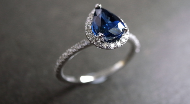 Sapphire engagement ring with diamonds in white gold