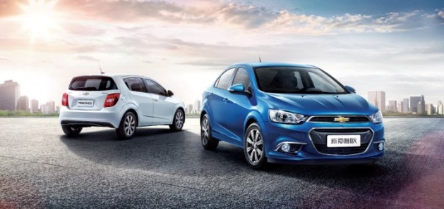 2015 chevy aveo in blue and white