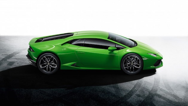 Lamborghini Huracán GREEN FROM SIDE