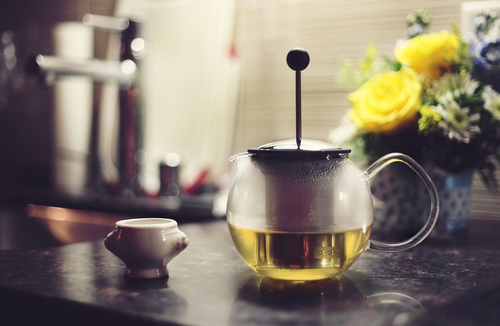 kitchen gadget gits tea steeping in glass pot